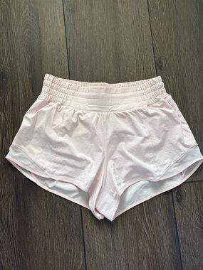 lululemon high rise hotty hot 2.5” shorts in strawberry milkshake